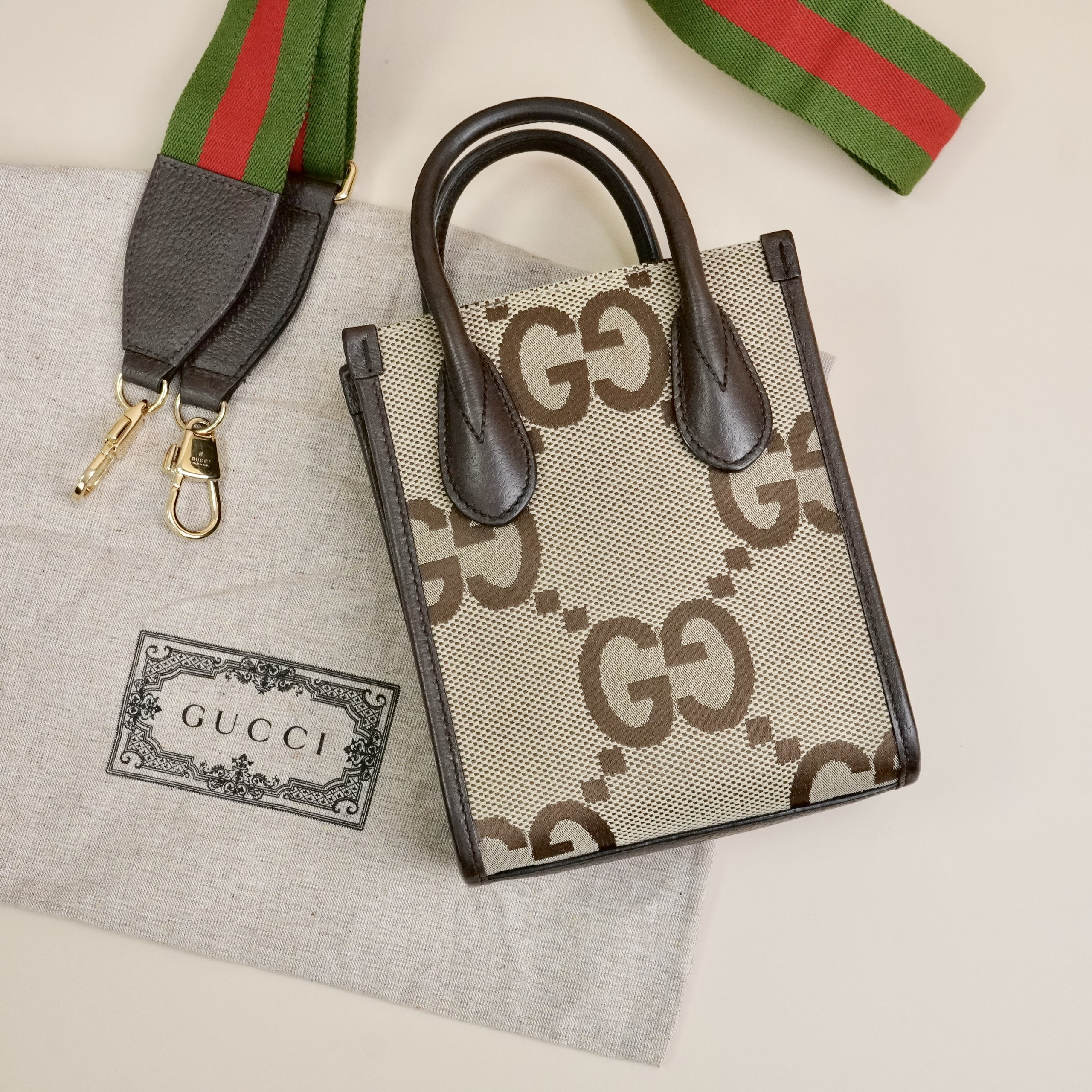 https://chatluxy.vn/storage/photos/1/08-03/gucci/z7620129705152_84b325aeaf2da471f833fda35faa9128.jpg